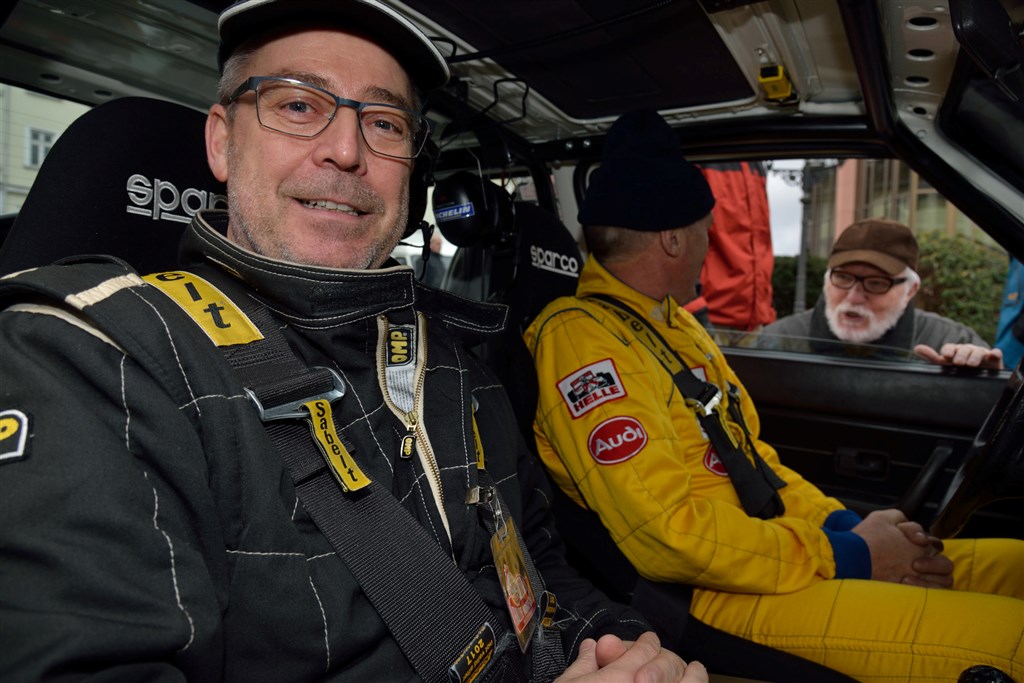 Toni Hansen, her i samtale med en tilskuer, forventer selv at sidde bag rattet i sin Audi 80 GLE de næste 36 timer. Men skulle han trænge til et hvil, er Per Brodersen (nærmest) klar til at tage over.
(Foto: Michael Eisenberg)